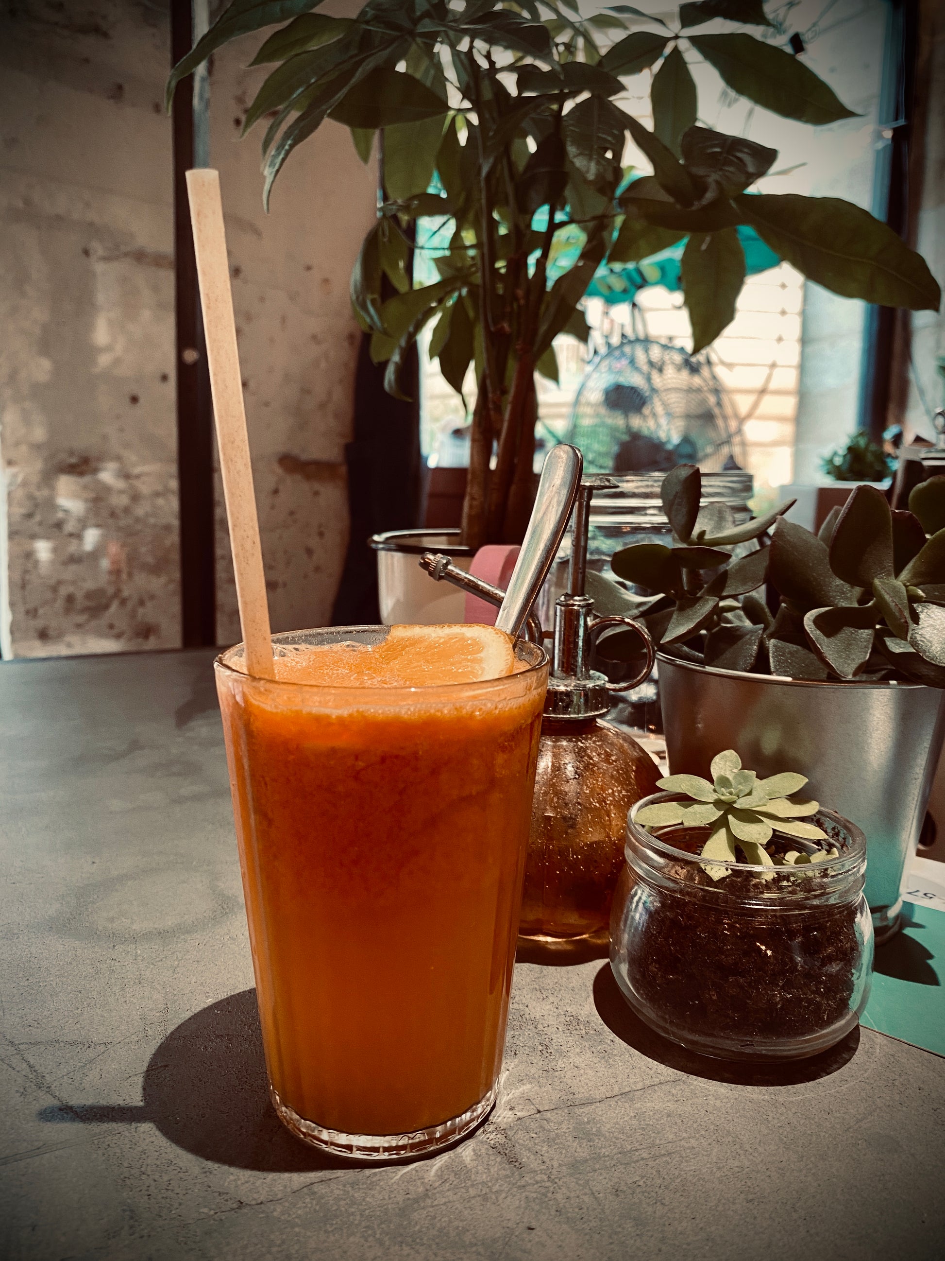 Les Pailles en canne à sucre sont une excellente alternative pour remplacer les pailles en plastique car celles-ci sont fabriquée à partir de ressources naturelles qui utilisent uniquement des matières organiques et végétales. Elles sont fabriquées à partir de déchets agricoles dans l’espoir d’améliorer le problème de la pollution par les plastiques sans utiliser de nouvelles ressources.